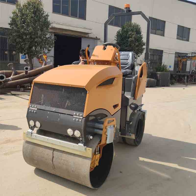 新款2.5噸前鋼后膠座駕式壓路機(jī)BM2500D